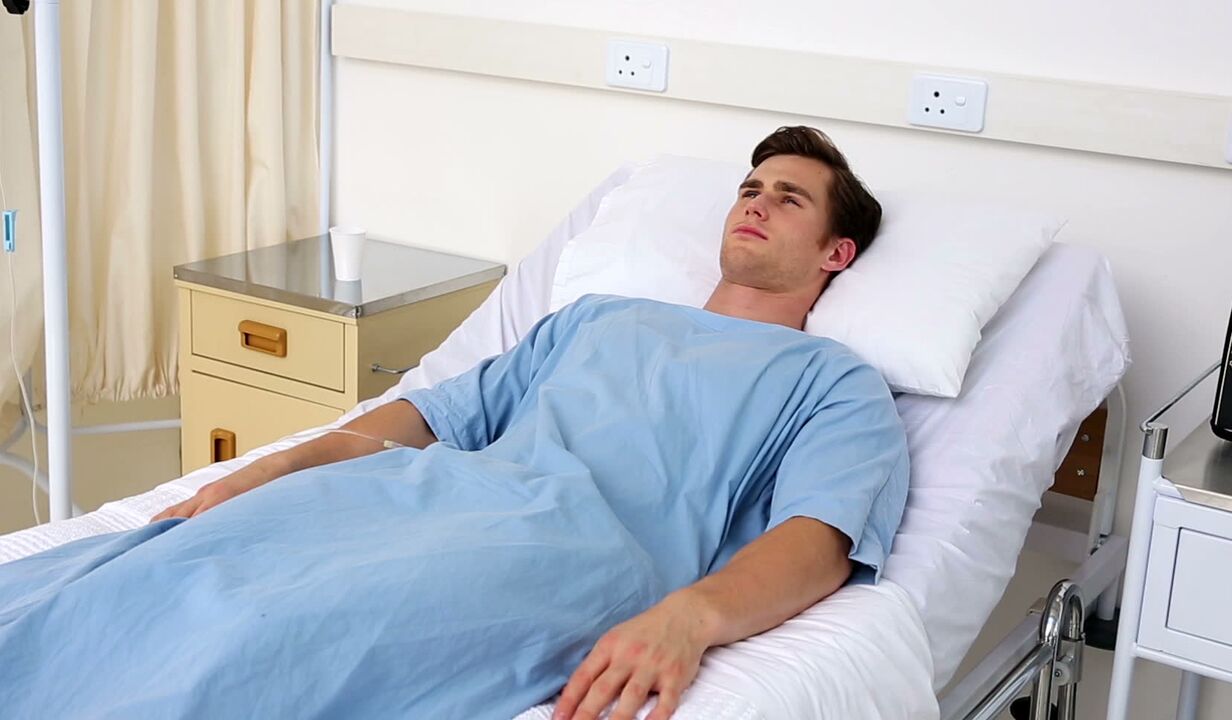 Après une opération d’agrandissement du pénis, un homme doit rester au lit