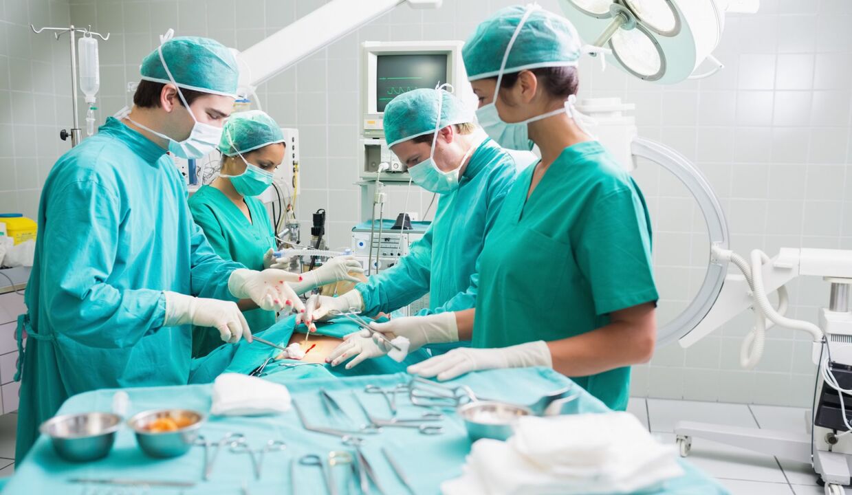 Les chirurgiens effectuent une opération pour agrandir le pénis d'un homme