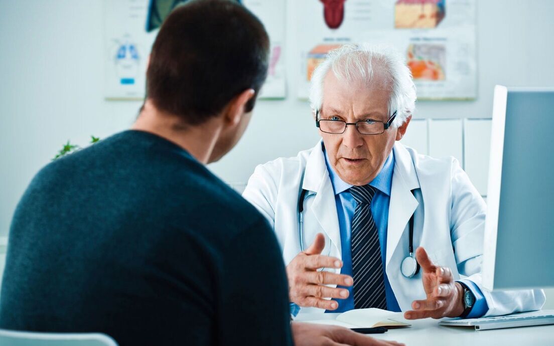 Un homme consulte un médecin au sujet d’un agrandissement chirurgical du pénis